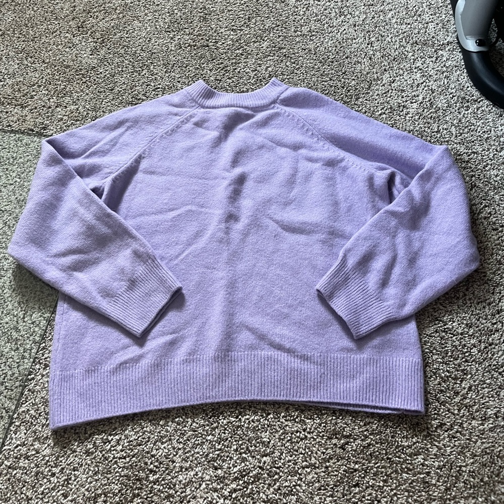 Like new Vince Camuto lilac Sweater M